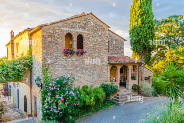 Villa dengan jendela-jendela lengkung khas Italia